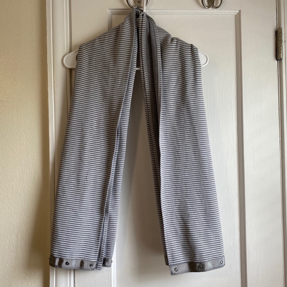 NWOT Lululemon Gray and White Vinyasa Wrap Scarf